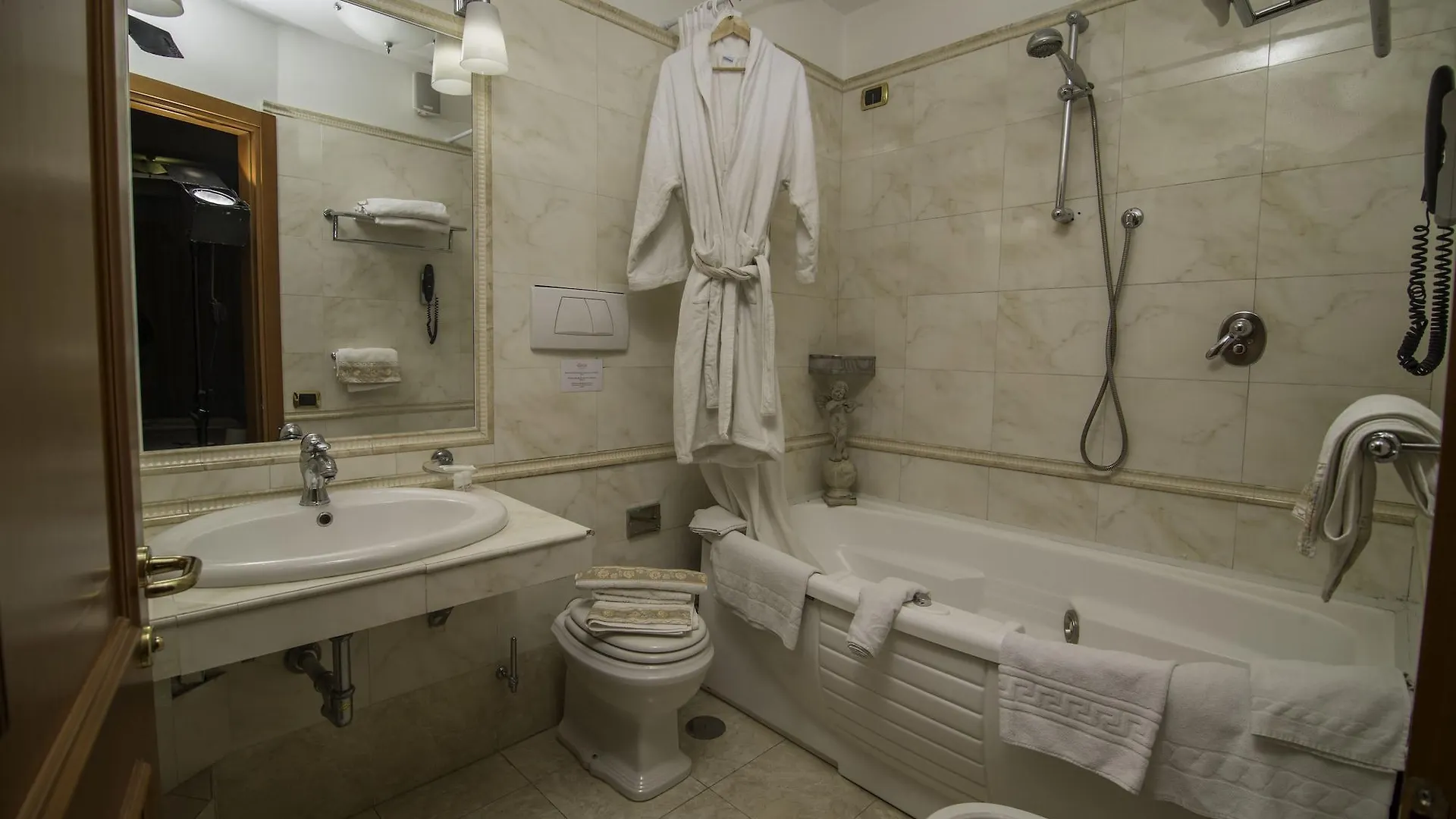 Luxury Rooms H 2000 Roma