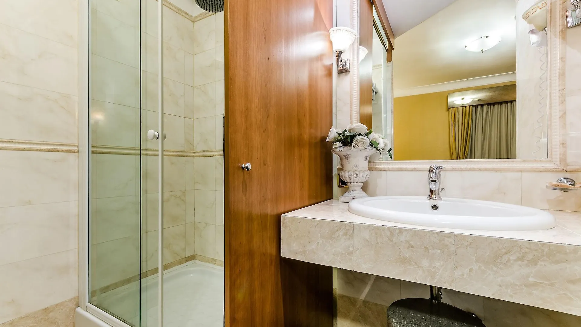 Luxury Rooms H 2000 Roma 3*, Rome