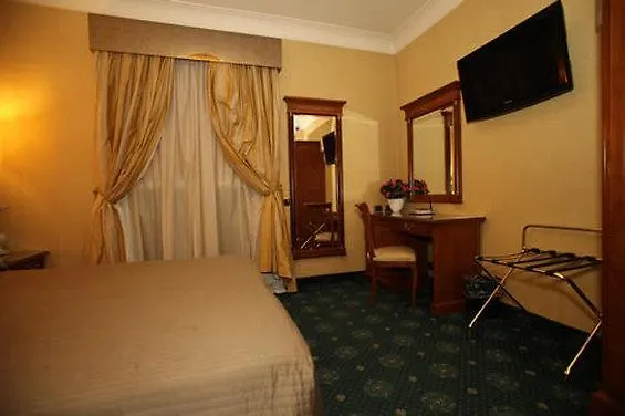 Luxury Rooms H 2000 Roma 3*,